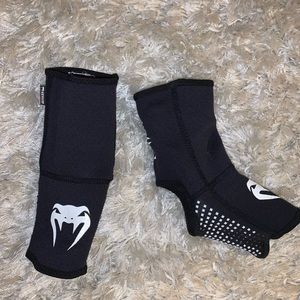 Venum ankle supports w/grip